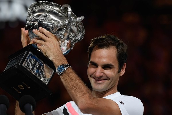 tenista Roger Federer alzando trofeo