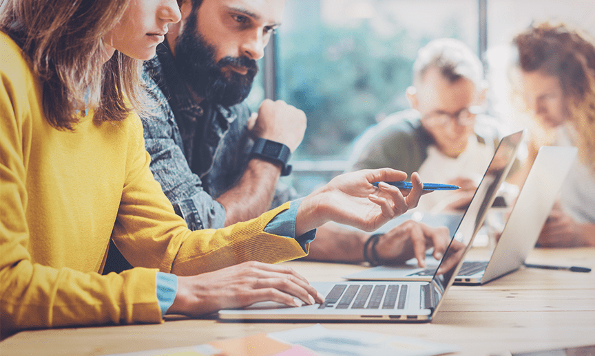 compañeros planeando estrategia de marketing digital